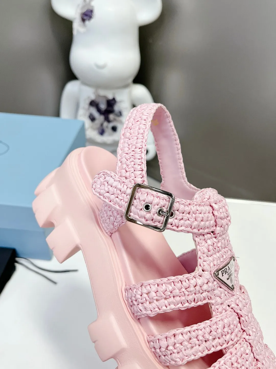 👟👟Ex-factory price 640👟👟 Straw 2023 exclusive version super hot🎊🎊🎊hot prada Prada cage shoes sawtooth Roman braided thick-soled rubber sandals retro fashionable and avant-garde gear teeth 55mm Thick-soled soles, the upper perfectly restores the original craftsmanship, and is made of purely hand-woven uppers. The cost is extremely high, making the whole pair of shoes light and comfortable, full of holiday feel, and bright colors 💐💐💐💐 to satisfy a variety of choices for fashionable people with different styles! The iconic metal triangle logo is paired with the shape of ancient beach sandals. Every design element is fashionable! Code number 35-40